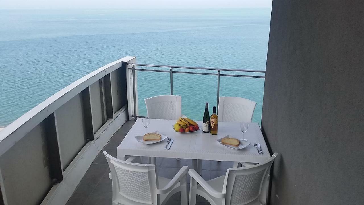 Pure Wellness Sea-View Beluga & Dolphin Luxury Hotel Apartments Batumi Exterior foto